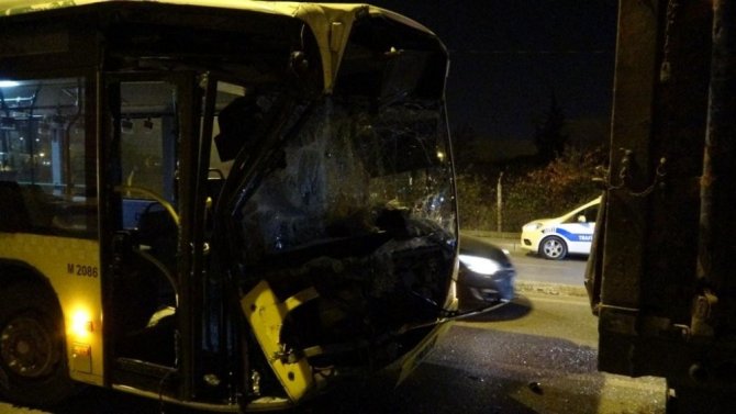 Ümraniye’de İETT otobüsü kamyonete çarptı: 2 yaralı