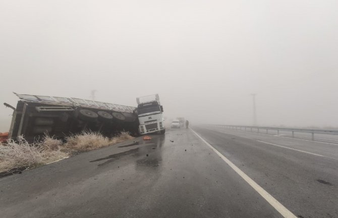 Bitlis-Güroymak karayolu yoğun sis ve buzlanmadan dolayı kapandı