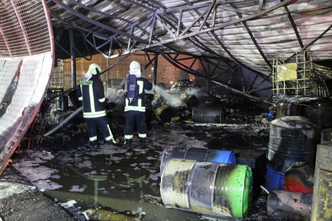 Alevlerin ardından deterjan fabrikası harabeye döndü