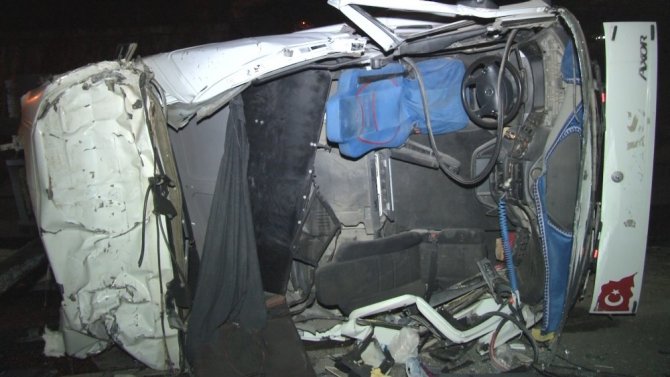 Topkapı Alt Geçidi’nde hafriyat kamyoneti devrildi:1 yaralı