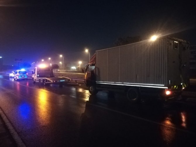 İzmir’de kamyon bariyere çarptı: 1’i ağır 3 yaralı