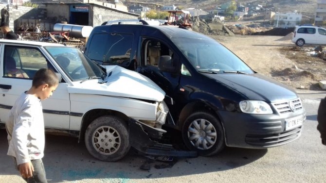 Mardin’de 3 araç birbirine girdi: 1 yaralı
