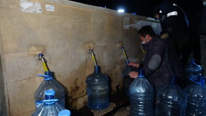 Sivaslılar, 56 saatlik kısıtlama öncesi tatlı su çeşmelerine akın etti