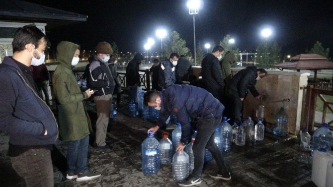 Sivaslılar, 56 saatlik kısıtlama öncesi tatlı su çeşmelerine akın etti