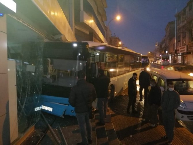 Ümraniye’de freni boşalan özel halk otobüsü iş yerine girdi