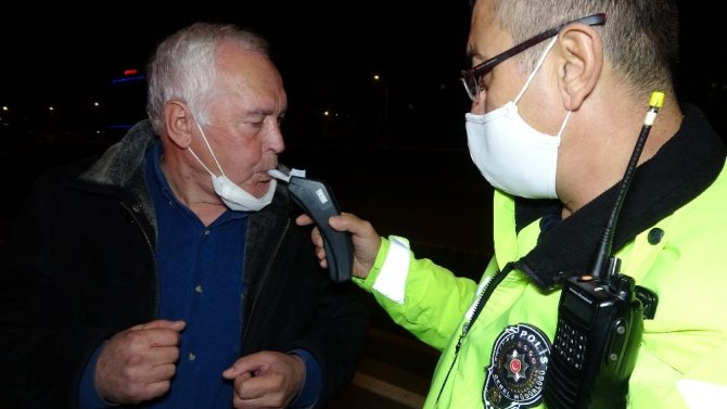 Kısıtlamada aracını polis ekiplerinin üzerine süren 70 yaşındaki alkollü adam gözaltına alındı