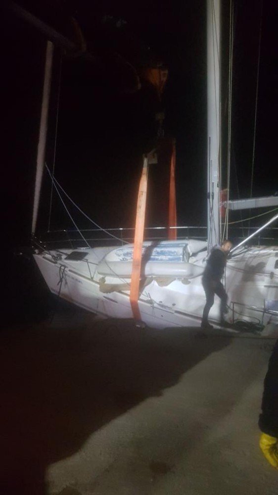 Datça’da fırtına sonrası tekne karaya oturdu