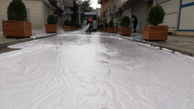 Kızıltepe’de caddeler köpüklü suyla yıkanıyor
