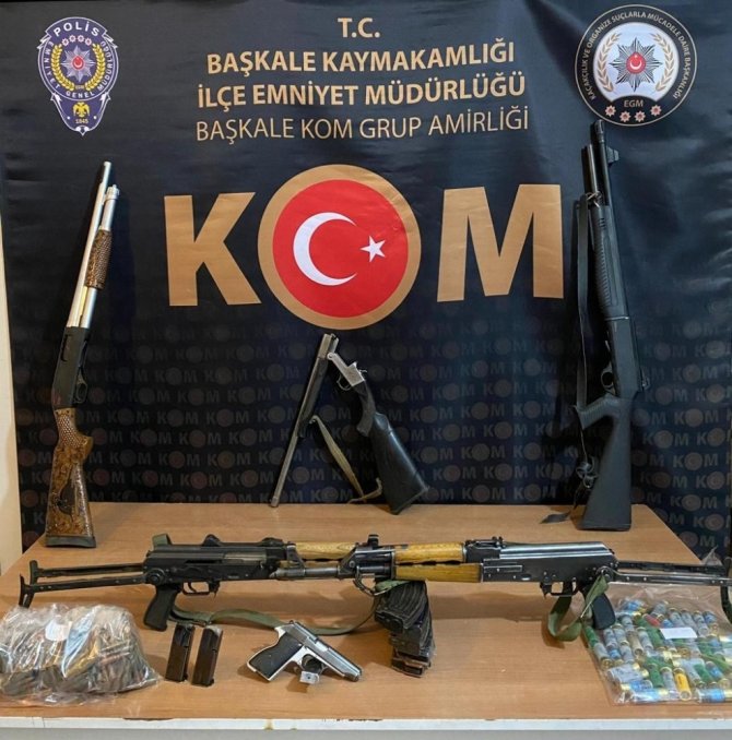 Başkale’de 47 kilo 944 gram afyon sakızı ile 2 adet AK-47 Kalaşnikof marka silah ele geçirildi