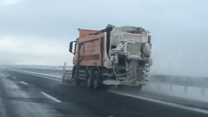 Kars’ta yolların karını temizledi