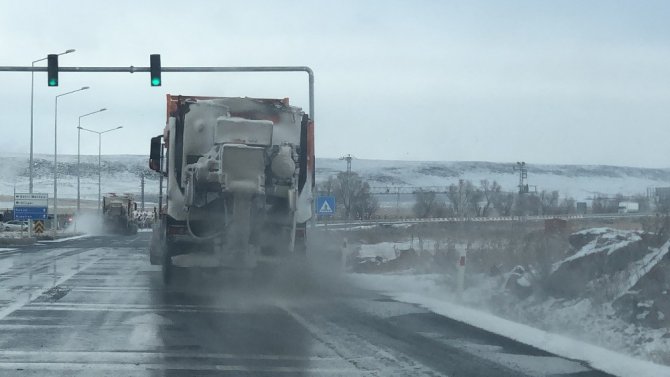 Kars’ta yolların karını temizledi