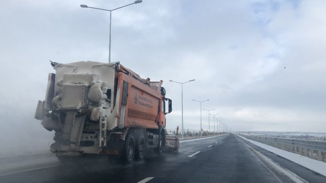 Kars’ta yolların karını temizledi