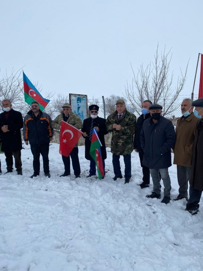 Azerbaycan’dan getirilen toprak Soltan Bey Paşabayoğlu’nun mezarına döküldü