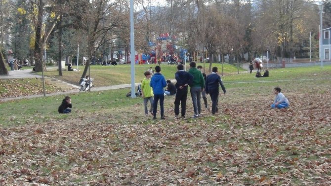 Kamerayı görünce çil yavrusu gibi dağıldılar