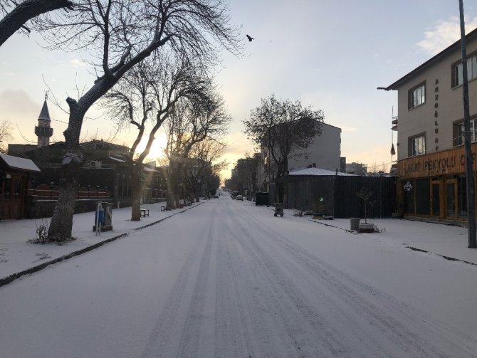 Kars’ta beyaza bürünen sokaklarda Covid-19 sessizliği