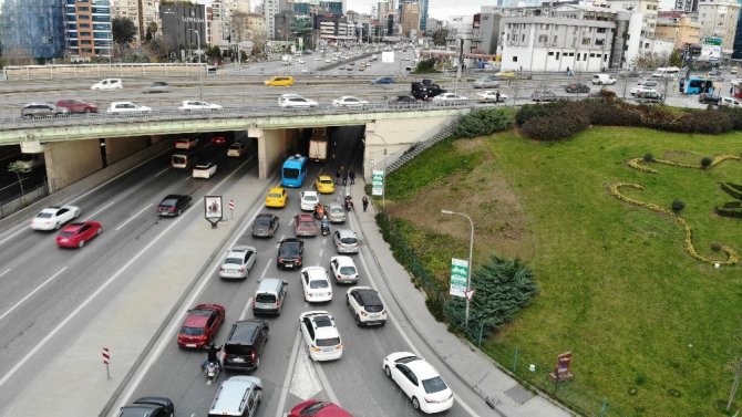 Kadıköy’de şüpheli çanta polisi alarma geçirdi: Trafik felç oldu