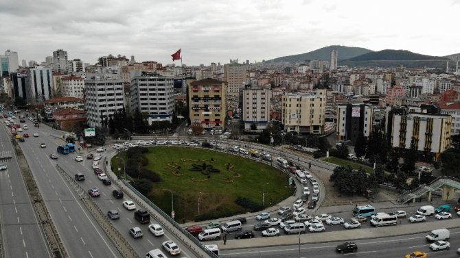 Kadıköy’de şüpheli çanta polisi alarma geçirdi: Trafik felç oldu
