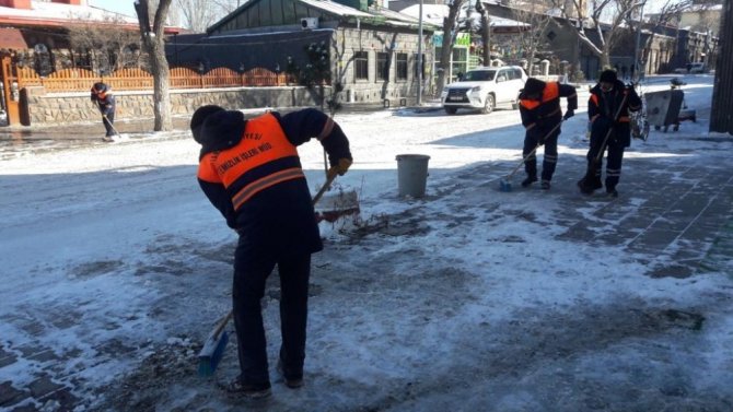 Kars Belediyesi’nin temizlik ve kar mesaisi devam ediyor