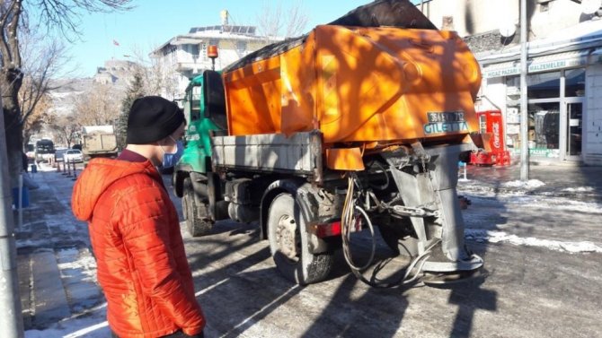 Kars Belediyesi’nin temizlik ve kar mesaisi devam ediyor