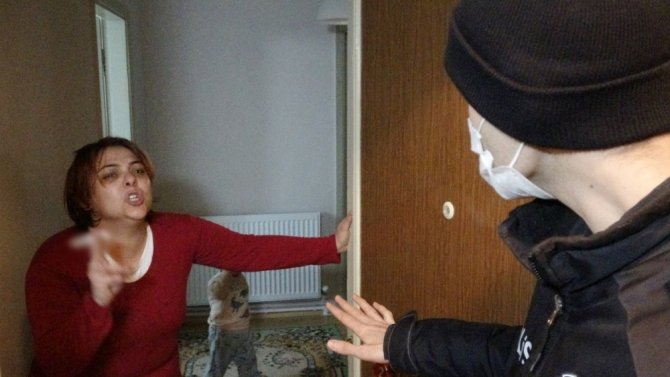 Karısı tarafından oklava ile darp edildi, kolu ısırıldı, kısıtlamada sokağa atıldı