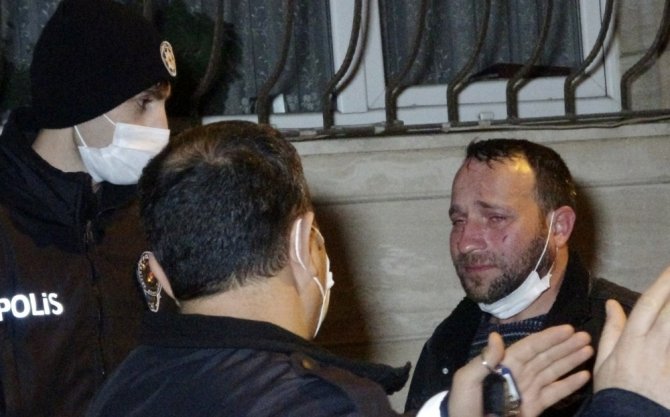 Karısı tarafından oklava ile darp edildi, kolu ısırıldı, kısıtlamada sokağa atıldı