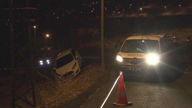 Kayseri’de ’dur’ ihtarına uymayan baba ve oğlu kaza yaparak yakalandı