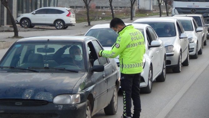 Ehliyetsiz sürücünün otomobili bağlandı, ortada kalan sürücüyü polis ekipleri evine bıraktı