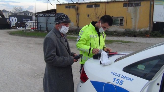 Ehliyetsiz sürücünün otomobili bağlandı, ortada kalan sürücüyü polis ekipleri evine bıraktı