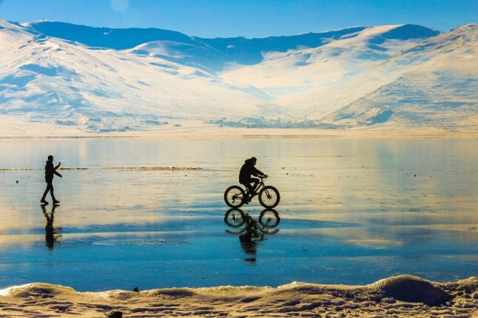 Buz tutan Çıldır gölünde bisiklet keyfi