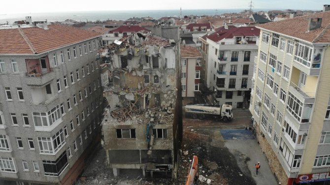 Avcılar’da E-5 kenarında en dikkat çeken binaydı, yıkımı yapıldı