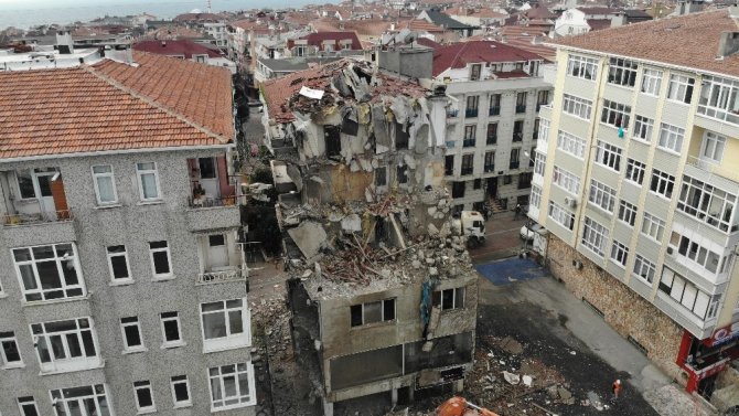 Avcılar’da E-5 kenarında en dikkat çeken binaydı, yıkımı yapıldı