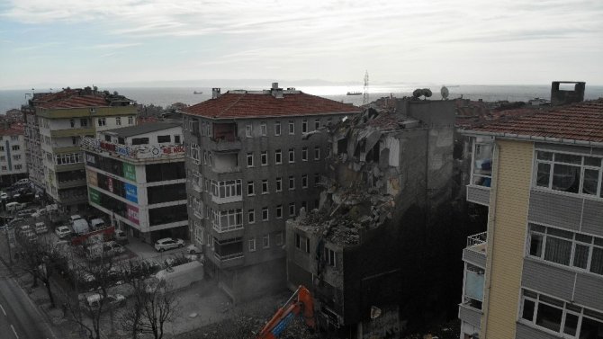 Avcılar’da E-5 kenarında en dikkat çeken binaydı, yıkımı yapıldı