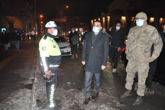 Vali Öksüz, yılbaşı tedbirlerini inceledi, ekiplere tatlı ikram etti