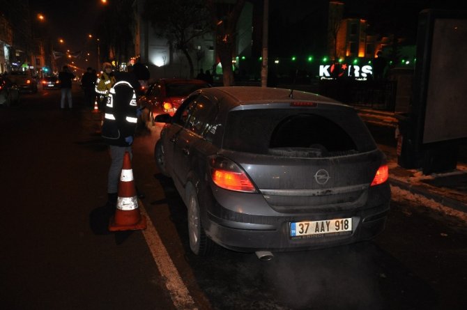 Vali Öksüz, yılbaşı tedbirlerini inceledi, ekiplere tatlı ikram etti