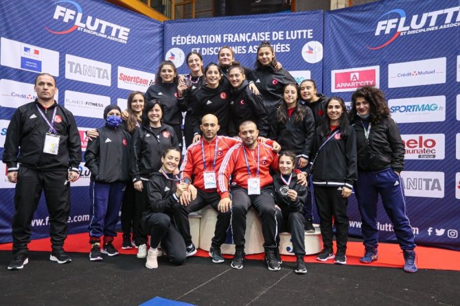 Kadın güreşçilerden Fransa’da 3 madalya