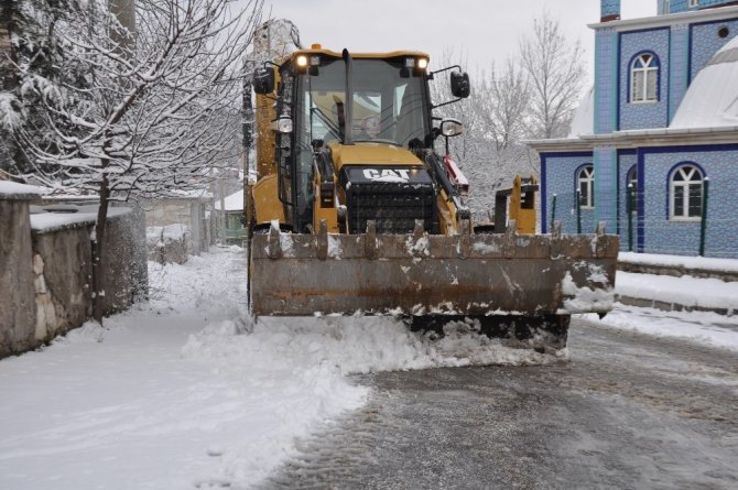 Kütahya’da karla mücadele ekipleri 24 saat esasına göre çalışıyor