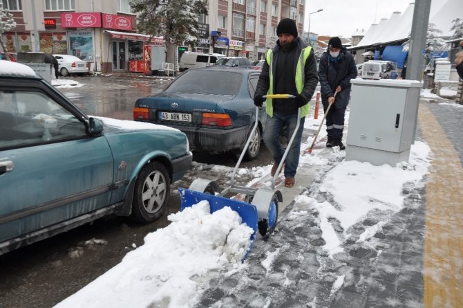 Kütahya’da karla mücadele ekipleri 24 saat esasına göre çalışıyor