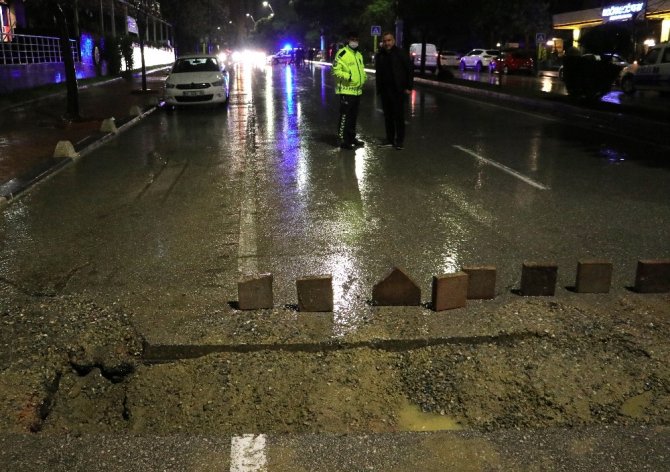Adana’da şiddetli yağıştan yol çöktü, altgeçitleri su bastı