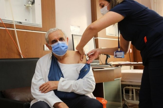 AÜ Rektörü Prof. Dr. Özkan: "Türkiye’de uygulanan aşının çok güvenli olduğunu düşünüyorum"