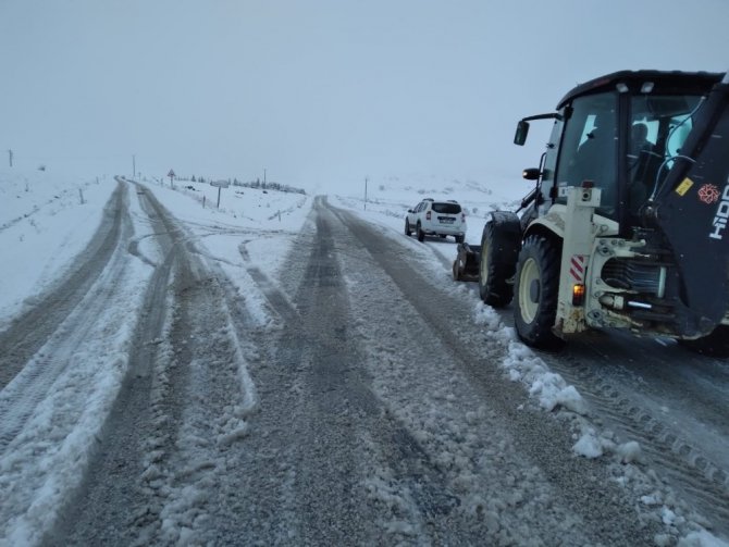 Balıkesir’de kar yağışı nedeniyle 225 kırsal mahalle yolu kapandı