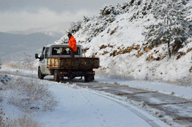 Emet’te karla mücadele ekipleri aralıksız çalışıyor