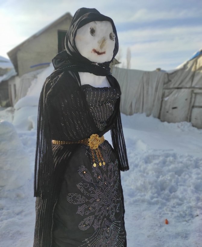 Kardan kadına yöresel elbise fistan giydirdiler