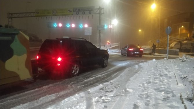 İstanbul’da kar sonrası oluşan sis sürücülere zor anlar yaşattı