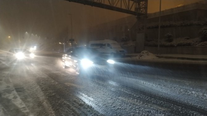 İstanbul’da kar sonrası oluşan sis sürücülere zor anlar yaşattı