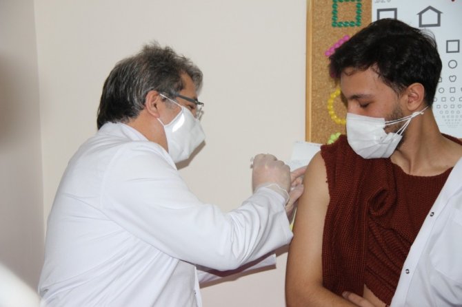 Kayseri’de sağlık çalışanlarından aşıya rekor talep