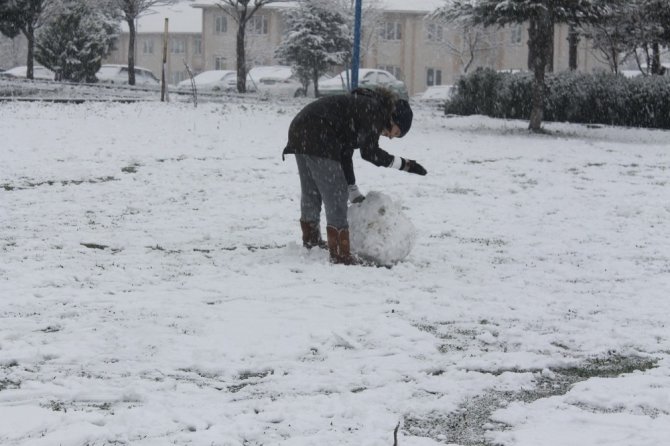 Manyas’ta kar yağışı çocukları sevindirdi