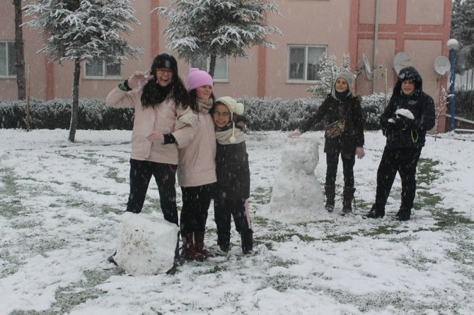 Manyas’ta kar yağışı çocukları sevindirdi
