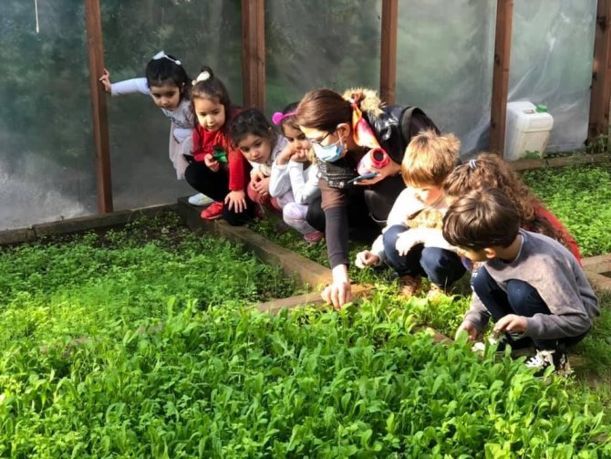 Mezitli’deki çocuklar yetiştirdikleri ürünlerin ilk hasadını yaptı