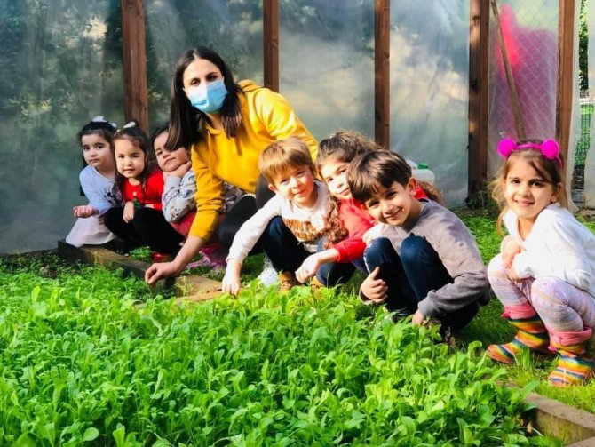 Mezitli’deki çocuklar yetiştirdikleri ürünlerin ilk hasadını yaptı