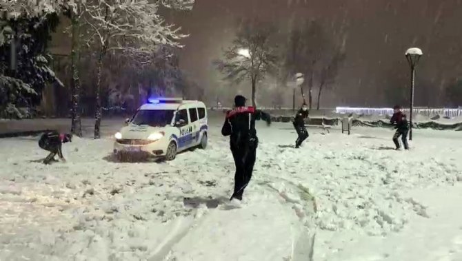 Sakarya’da polis ekipleri gönüllerince karın keyfini çıkardı